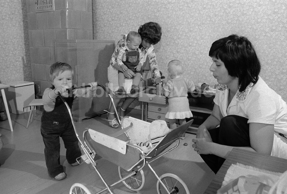 Mittenwalde: Kleinkinder in einer Kinderkrippe / Kinder garten in Mittenwalde in Brandenburg in der DDR