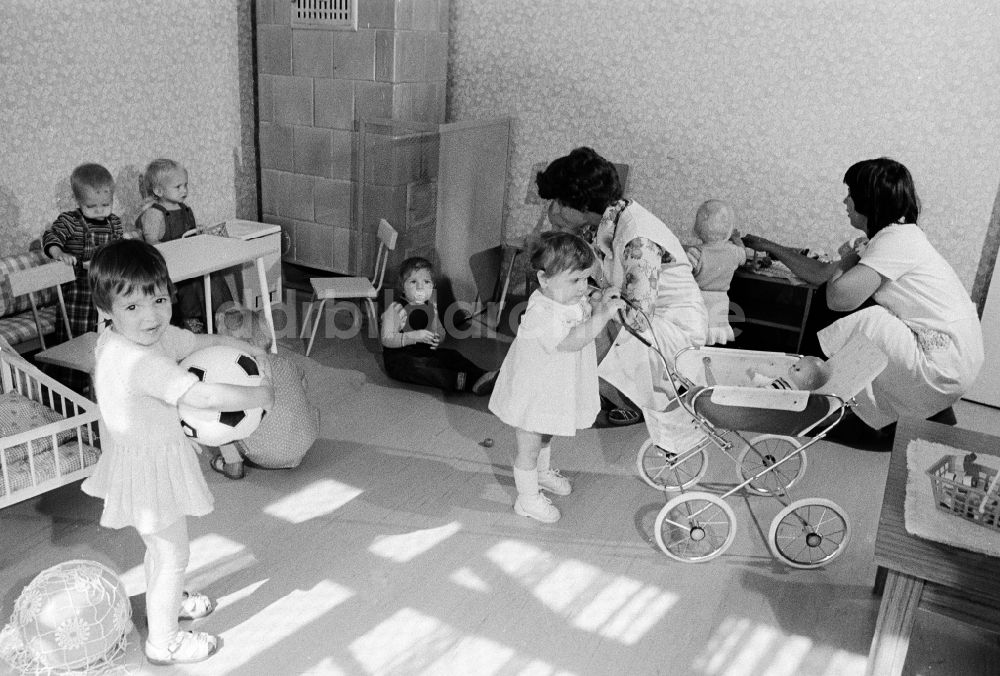 DDR-Bildarchiv: Mittenwalde - Kleinkinder in einer Kinderkrippe / Kinder garten in Mittenwalde im Bundesland Brandenburg auf dem Gebiet der ehemaligen DDR, Deutsche Demokratische Republik