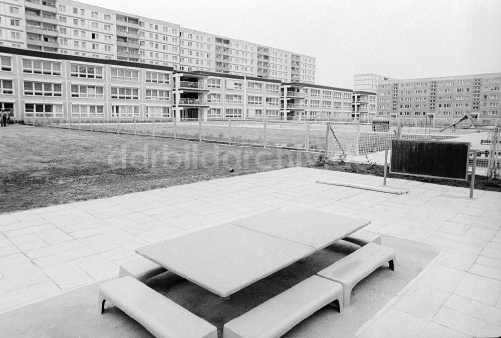 Berlin: Kombinierte Kindereinrichtungen im Wohngebiet Gensinger Straße in Berlin, der ehemaligen Hauptstadt der DDR, Deutsche Demokratische Republik