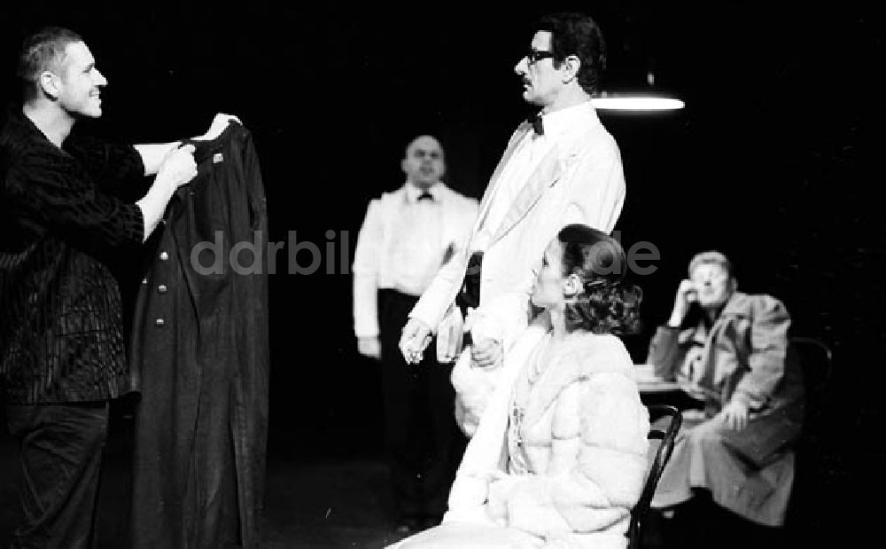 DDR-Fotoarchiv: Berlin - Komödie von Frederico Garcia Lorca im Berliner Ensemble Umschlagnr.: 166 Foto: Bonitz