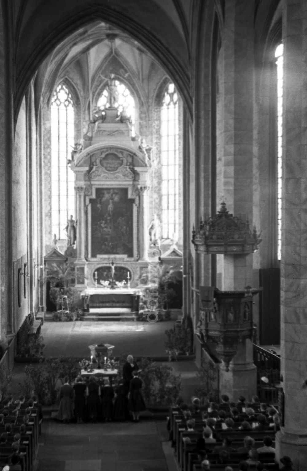 DDR-Bildarchiv: Merseburg - Konfirmation in der Stadtkirche in Merseburg in Sachsen-Anhalt in der DDR