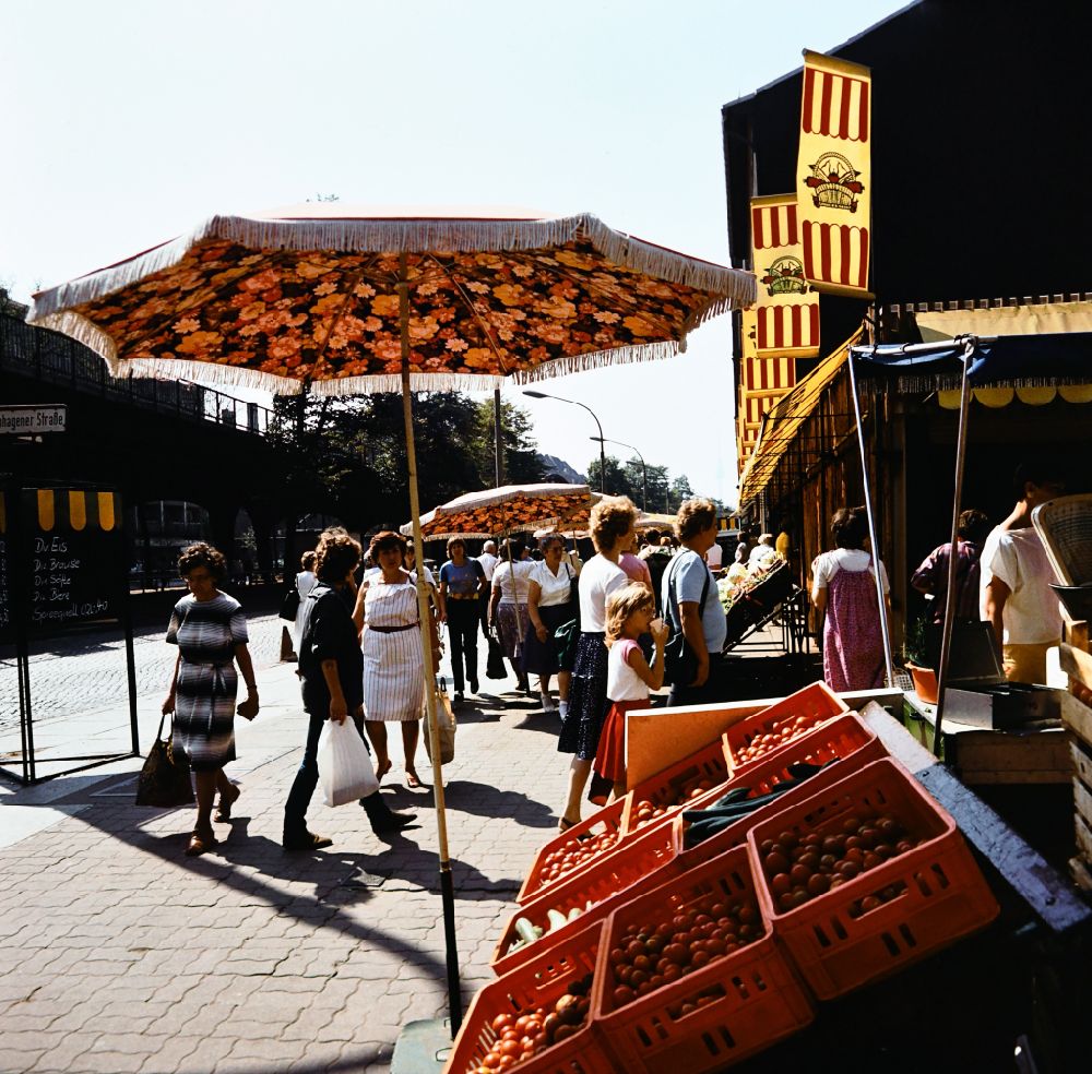 DDR-Bildarchiv: Berlin - Konsum Sommermarkt an der Straße Schönhauser Allee in Berlin in der DDR