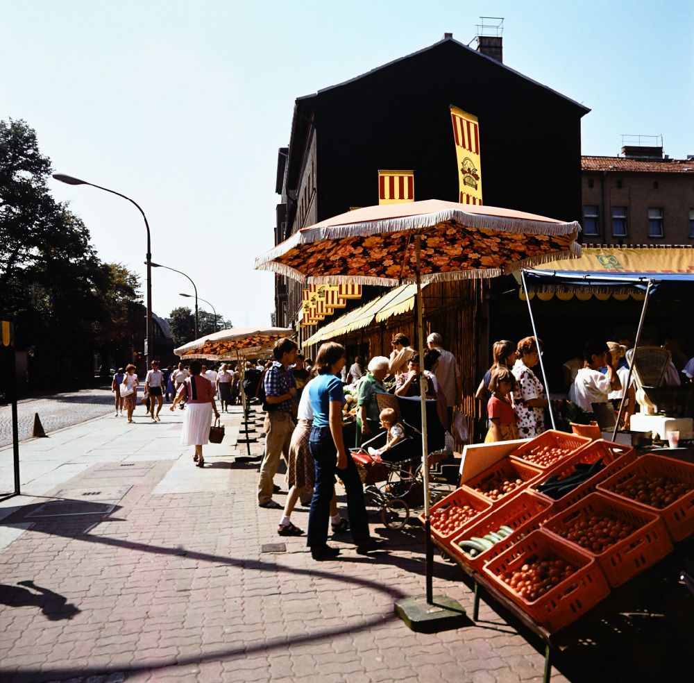 DDR-Fotoarchiv: Berlin - Konsum Sommermarkt an der Straße Schönhauser Allee in Berlin in der DDR