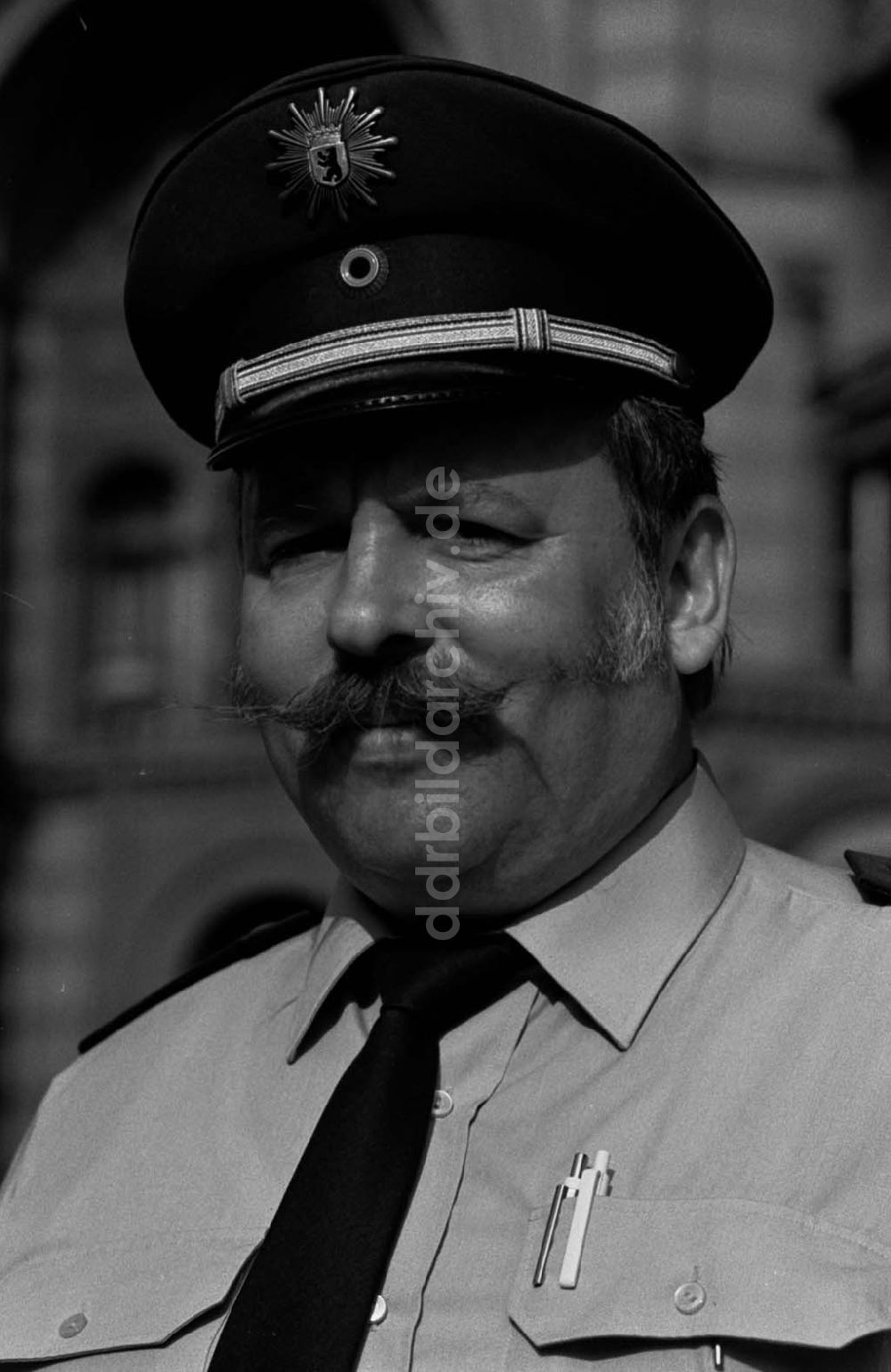 DDR-Bildarchiv: unbekannt - Kontaktbeamter der Polizei Kelloteit 21.09.92 Foto:ND/ Lange Umschlag 1157