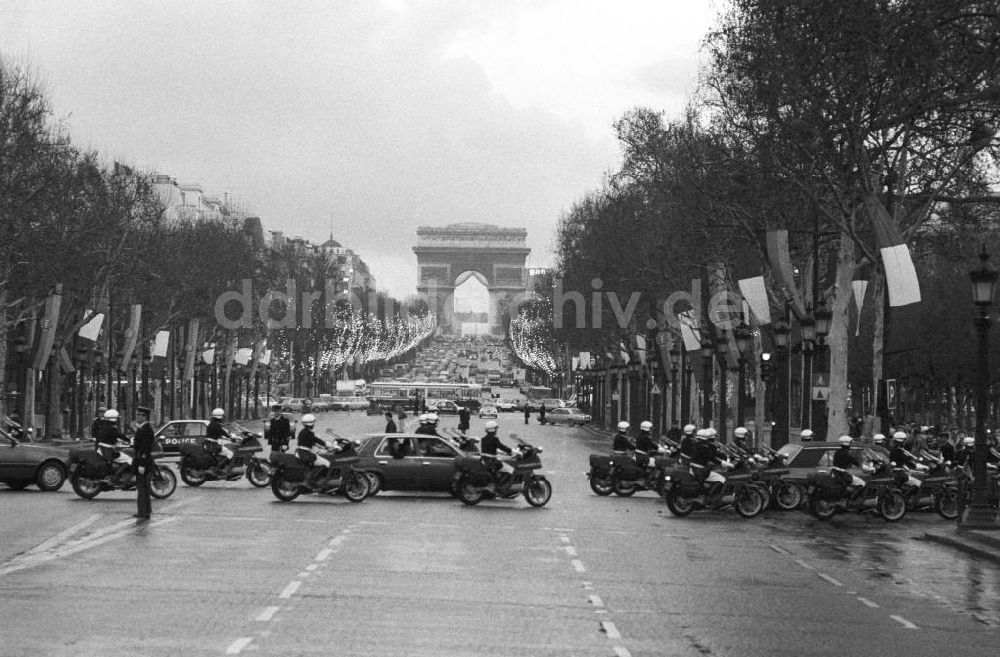 DDR-Fotoarchiv: Paris - Konvoi überquert die Champs Elysees in Frankreich-Paris