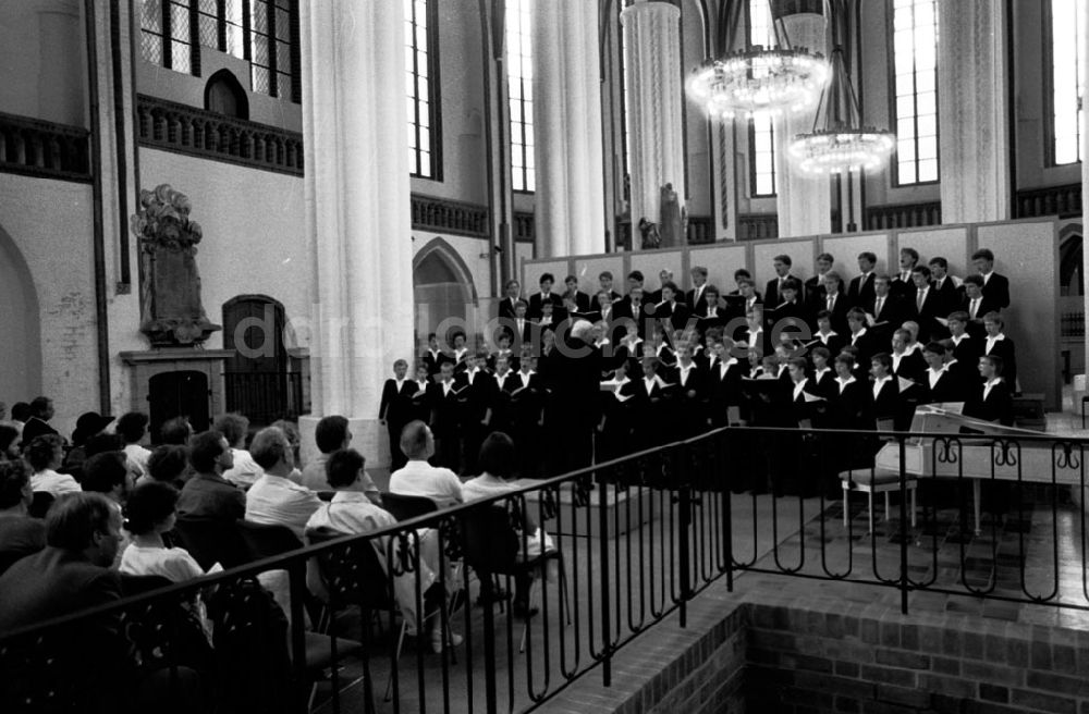 DDR-Fotoarchiv: Berlin-Mitte - Konzert des Dresdner Kreuzchores in der Berliner Nikolaikirche 05.07.89 Foto: Grahn Umschlag 0806
