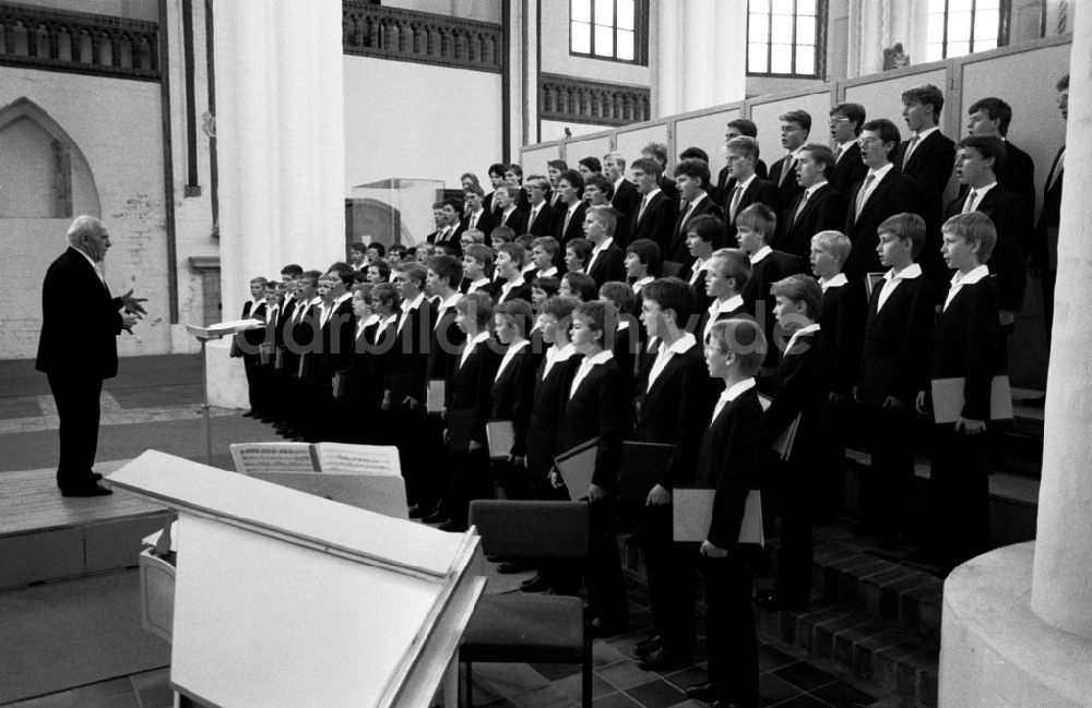 Berlin-Mitte: Konzert des Dresdner Kreuzchores in der Berliner Nikolaikirche 05.07.89 Foto: Grahn Umschlag 0806