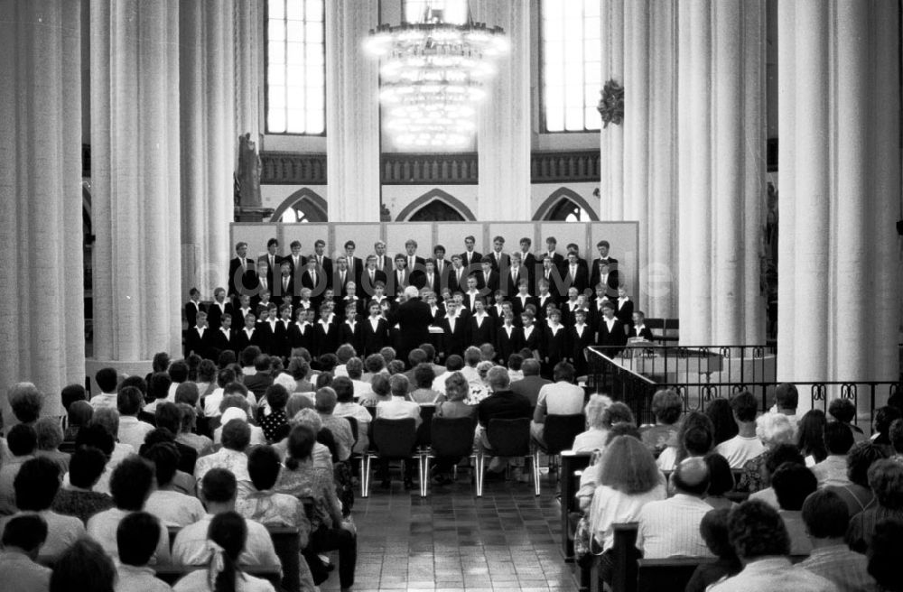DDR-Bildarchiv: Berlin-Mitte - Konzert des Dresdner Kreuzchores in der Berliner Nikolaikirche 05.07.89 Foto: Grahn Umschlag 0806