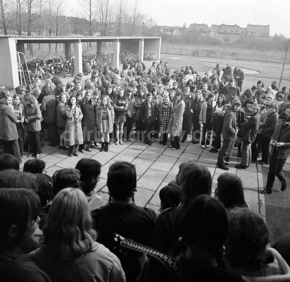 DDR-Fotoarchiv: Spremberg - Konzert auf einem Schulhof