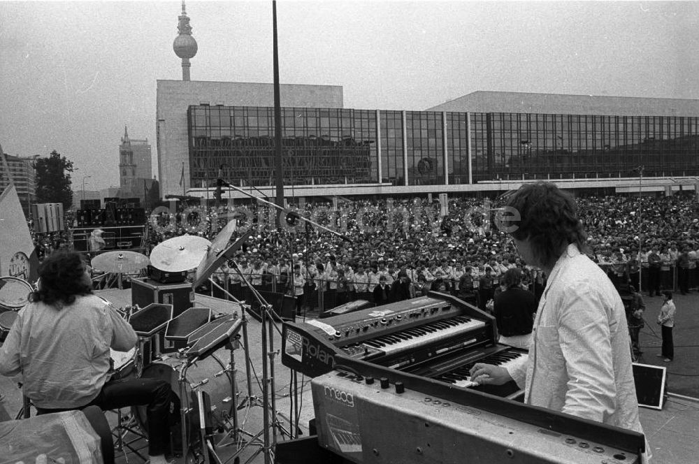 DDR-Fotoarchiv: Berlin - Konzert zum Nationalen Jugendfestival der DDR auf dem Marx-Engels-Platz