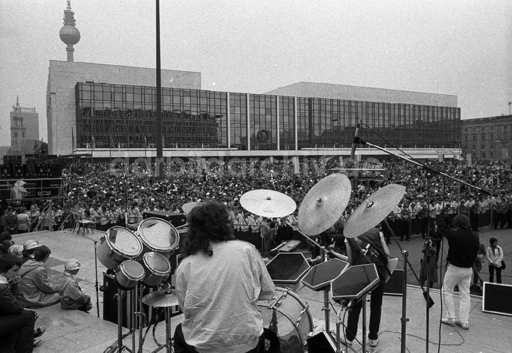 Berlin: Konzert zum Nationalen Jugendfestival der DDR auf dem Marx-Engels-Platz