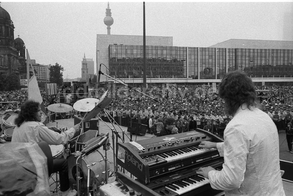DDR-Bildarchiv: Berlin - Konzert zum Nationalen Jugendfestival der DDR auf dem Marx-Engels-Platz