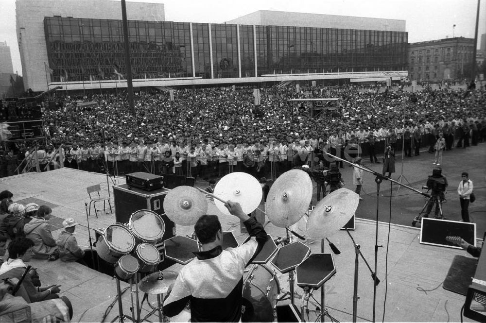 DDR-Fotoarchiv: Berlin - Konzert zum Nationalen Jugendfestival der DDR auf dem Marx-Engels-Platz