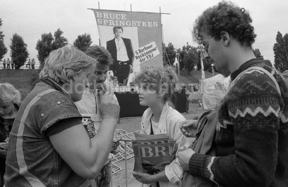 DDR-Bildarchiv: Berlin - Konzertbesucher bei Bruce Springsteen in Berlin in der DDR