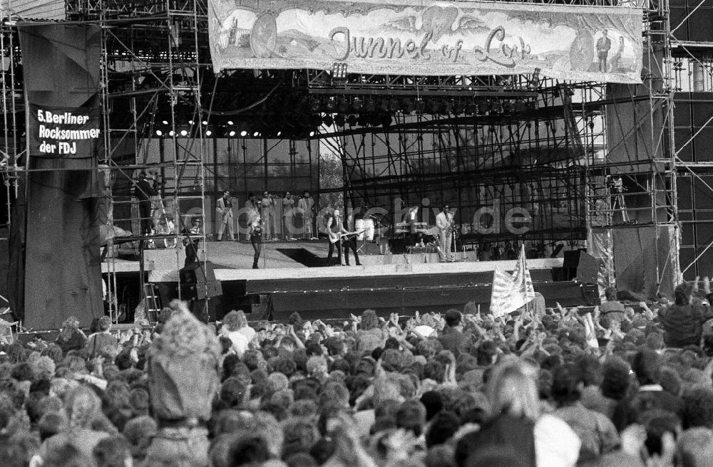 DDR-Fotoarchiv: Berlin - Konzertbesucher bei Bruce Springsteen in Berlin in der DDR