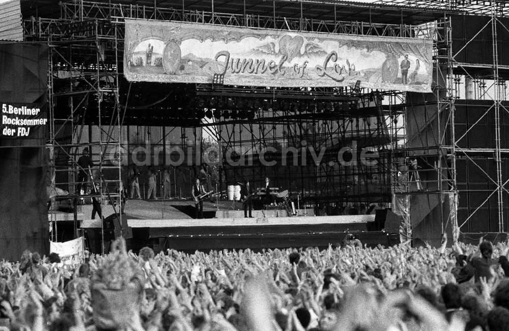 Berlin: Konzertbesucher bei Bruce Springsteen in Berlin in der DDR
