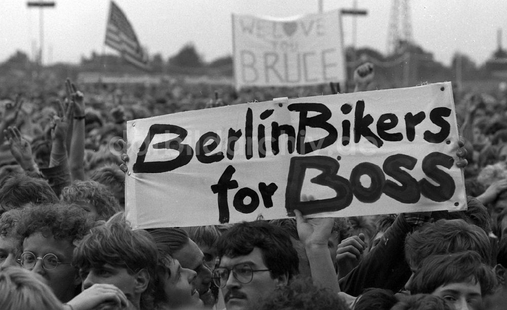 DDR-Bildarchiv: Berlin - Konzertbesucher bei Bruce Springsteen in Berlin in der DDR