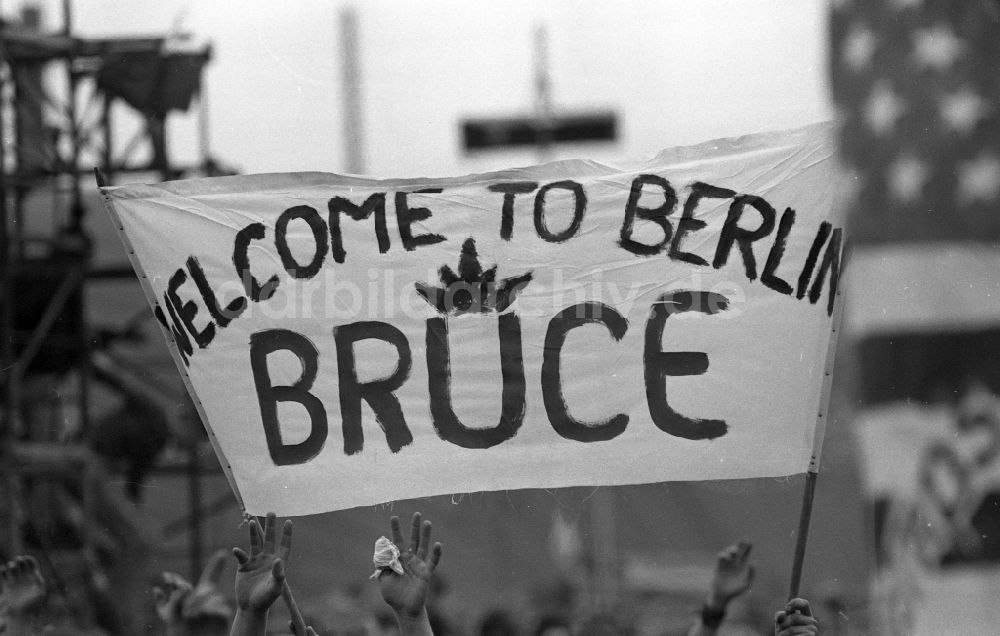 Berlin: Konzertbesucher bei Bruce Springsteen in Berlin in der DDR