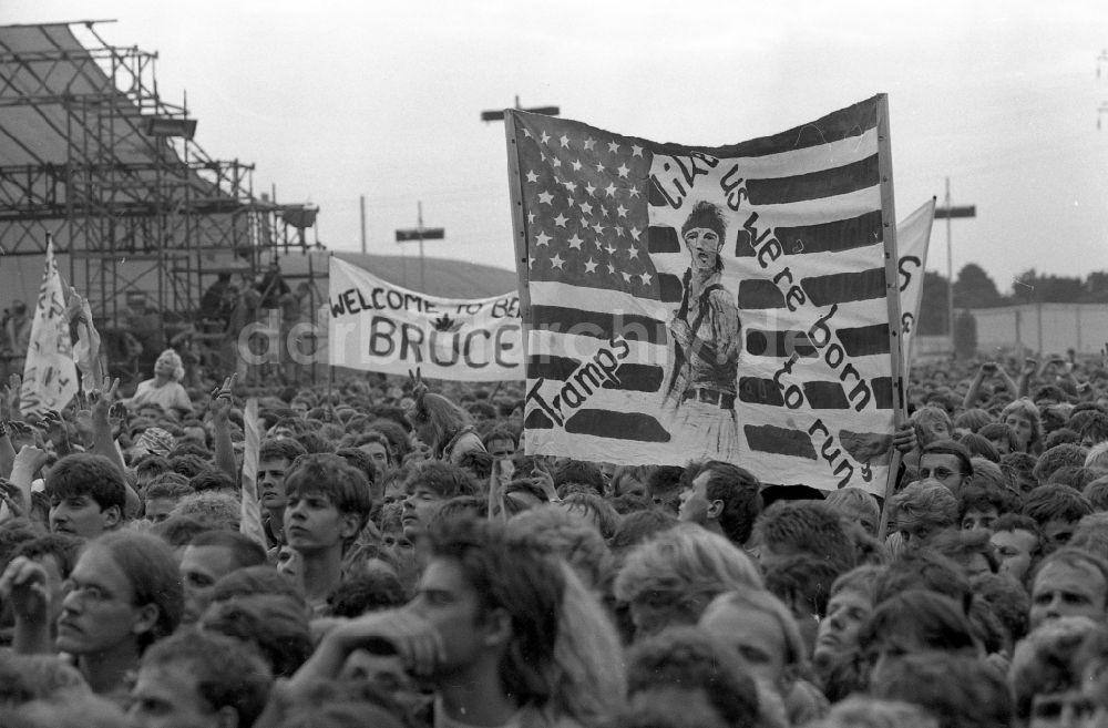 DDR-Fotoarchiv: Berlin - Konzertbesucher bei Bruce Springsteen in Berlin in der DDR