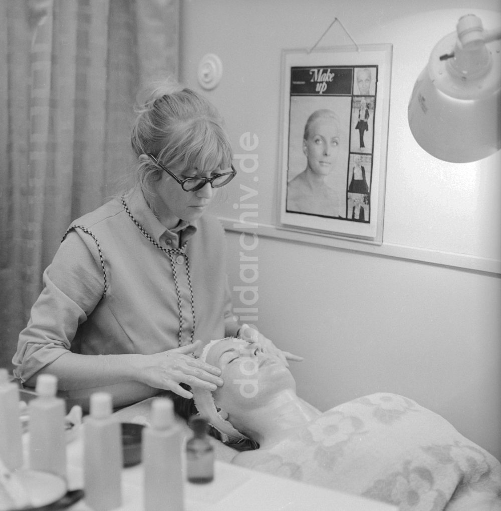 Berlin: Kosmetikerin bei der Arbeit in Berlin, der ehemaligen Hauptstadt der DDR, Deutsche Demokratische Republik