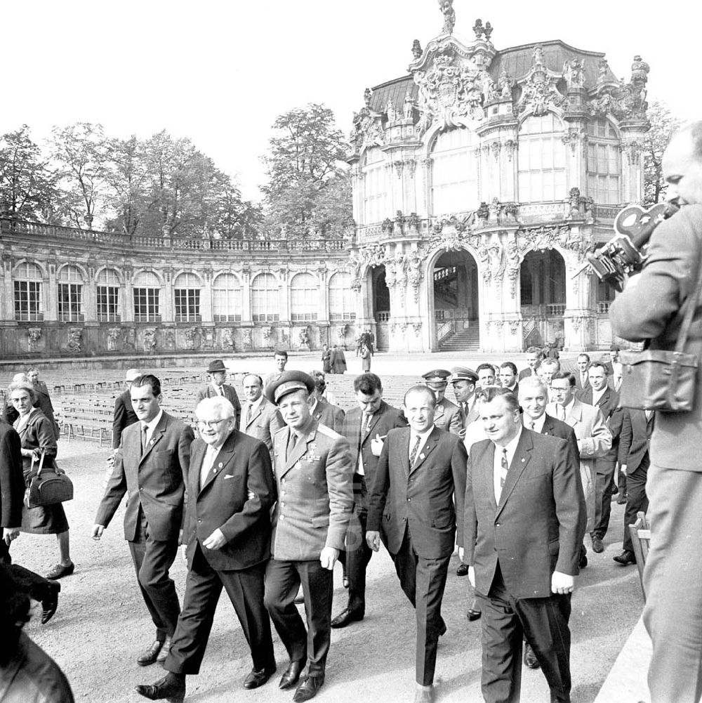 DDR-Fotoarchiv: Dresden - Kosmonaut Alexej Leonow während seiner Rundreise in Dresden