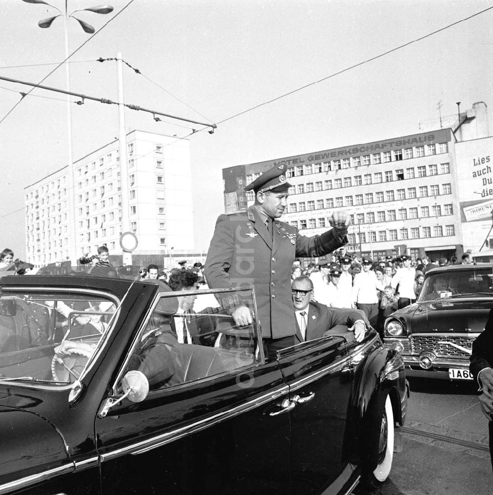 DDR-Fotoarchiv: Magdeburg - Kosmonaut Alexej Leonow während seiner Rundreise in Mageburg
