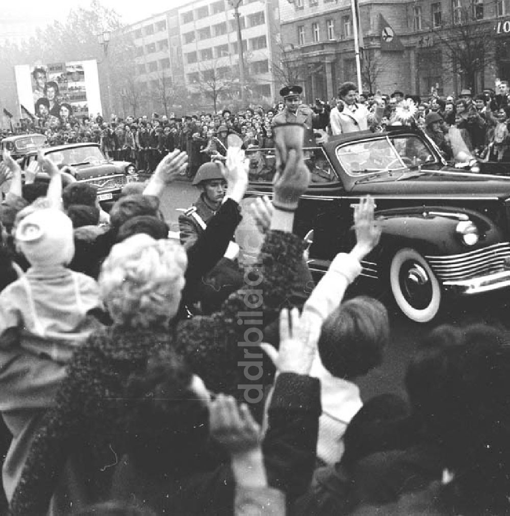 DDR-Bildarchiv: Berlin - Kosmonauten Juri Gagarin und Walentina Tereschkowa auf der Karl-Marx-Allee in Berlin