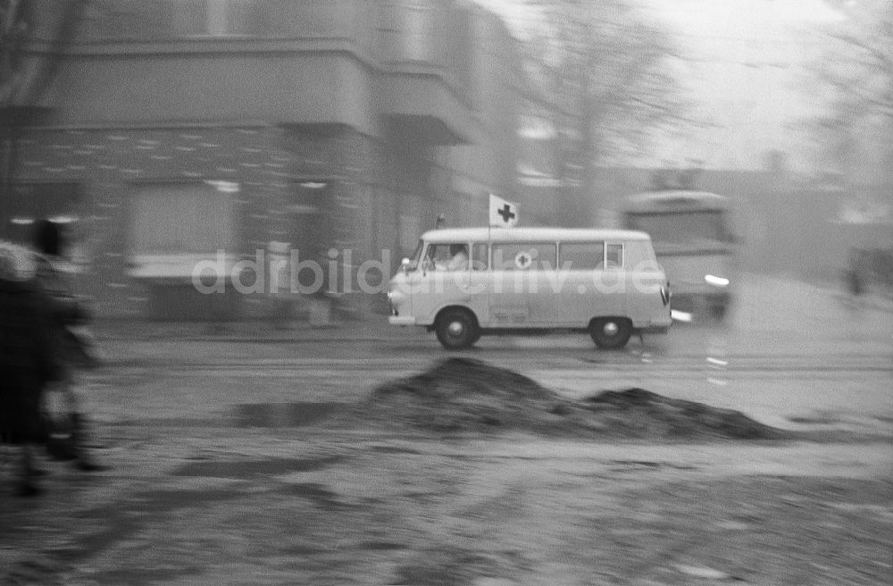 Potsdam: Kraftfahrzeug Barkas B1000 als Krankenwagen des DRK Rotes Kreuz in Potsdam in der DDR