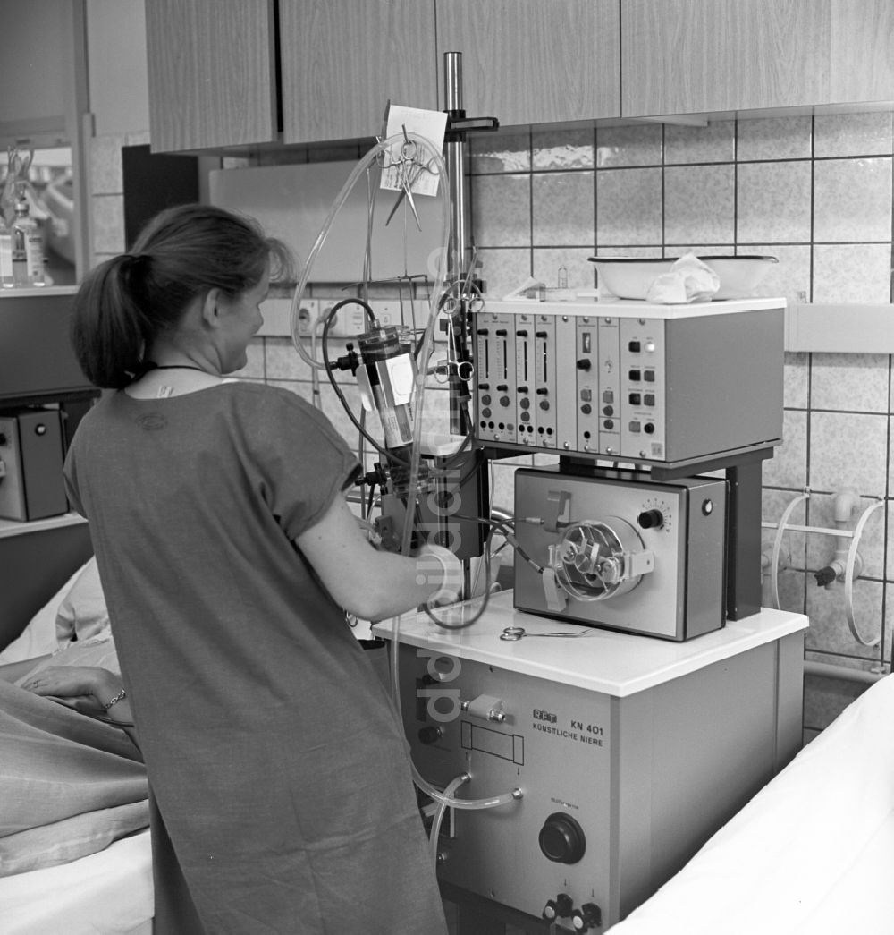 DDR-Fotoarchiv: Dresden - Krankenschwester an medizinischen Apparaten auf der Intensivstation im Krankenhaus Dresden- Friedrichstadt in Dresden im heutigen Bundesland Sachsen