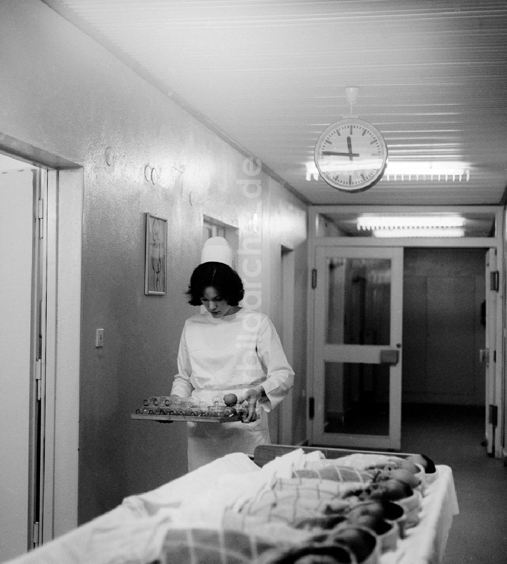 DDR-Bildarchiv: Bad Saarow - Krankenschwester auf einer Neugeborenenstation in Bad Saarow in Brandenburg in der DDR