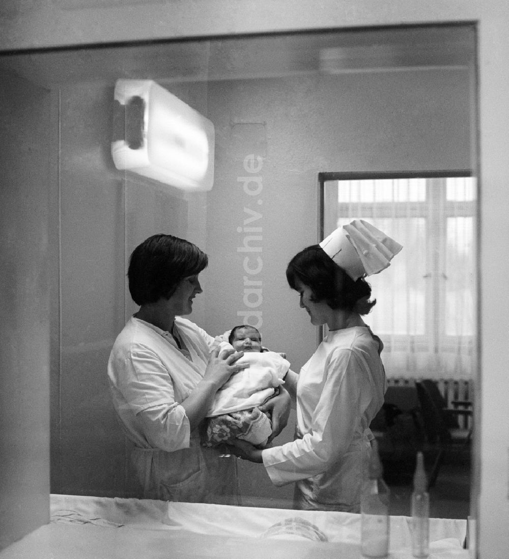 DDR-Bildarchiv: Bad Saarow - Krankenschwestern auf einer Neugeborenenstation in Bad Saarow in Brandenburg in der DDR