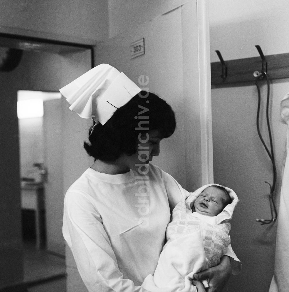 DDR-Fotoarchiv: Bad Saarow - Krankenschwestern auf einer Neugeborenenstation in Bad Saarow in Brandenburg in der DDR