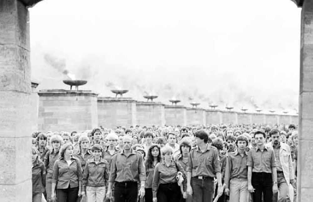 DDR-Bildarchiv: Buchenwald - Kranzniederlegung mit Appell Buchenwald Foto: Murza