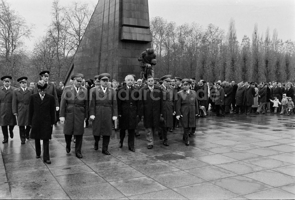 DDR-Bildarchiv: Berlin - Kranzniederlegung in Berlin in der DDR