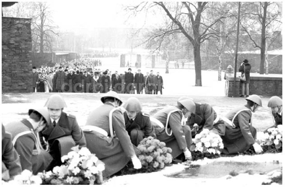 DDR-Bildarchiv: Berlin - 03.01.1986 Kranzniederlegung in Berlin-Friedrichsfelde zum Geden
