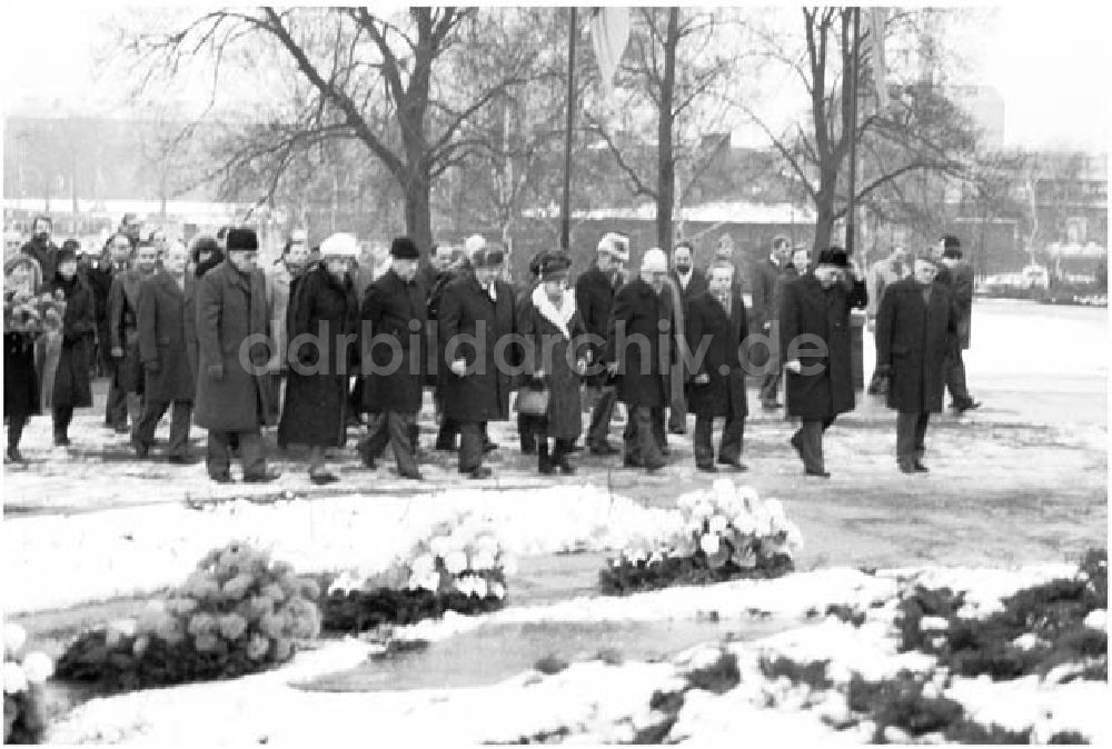 DDR-Fotoarchiv: Berlin - 03.01.1986 Kranzniederlegung in Berlin-Friedrichsfelde zum Geden