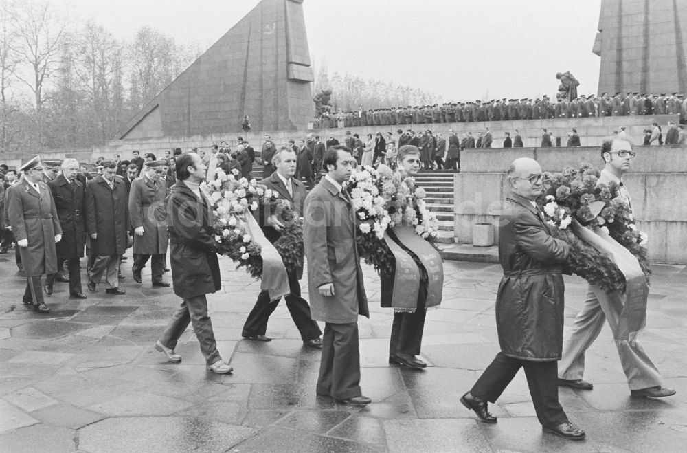 DDR-Fotoarchiv: Berlin - Kranzniederlegung in Berlin auf dem Gebiet der ehemaligen DDR, Deutsche Demokratische Republik