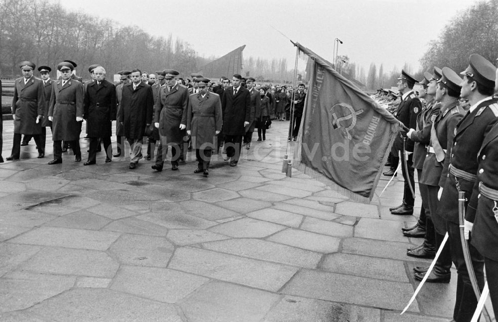 DDR-Bildarchiv: Berlin - Kranzniederlegung in Berlin auf dem Gebiet der ehemaligen DDR, Deutsche Demokratische Republik