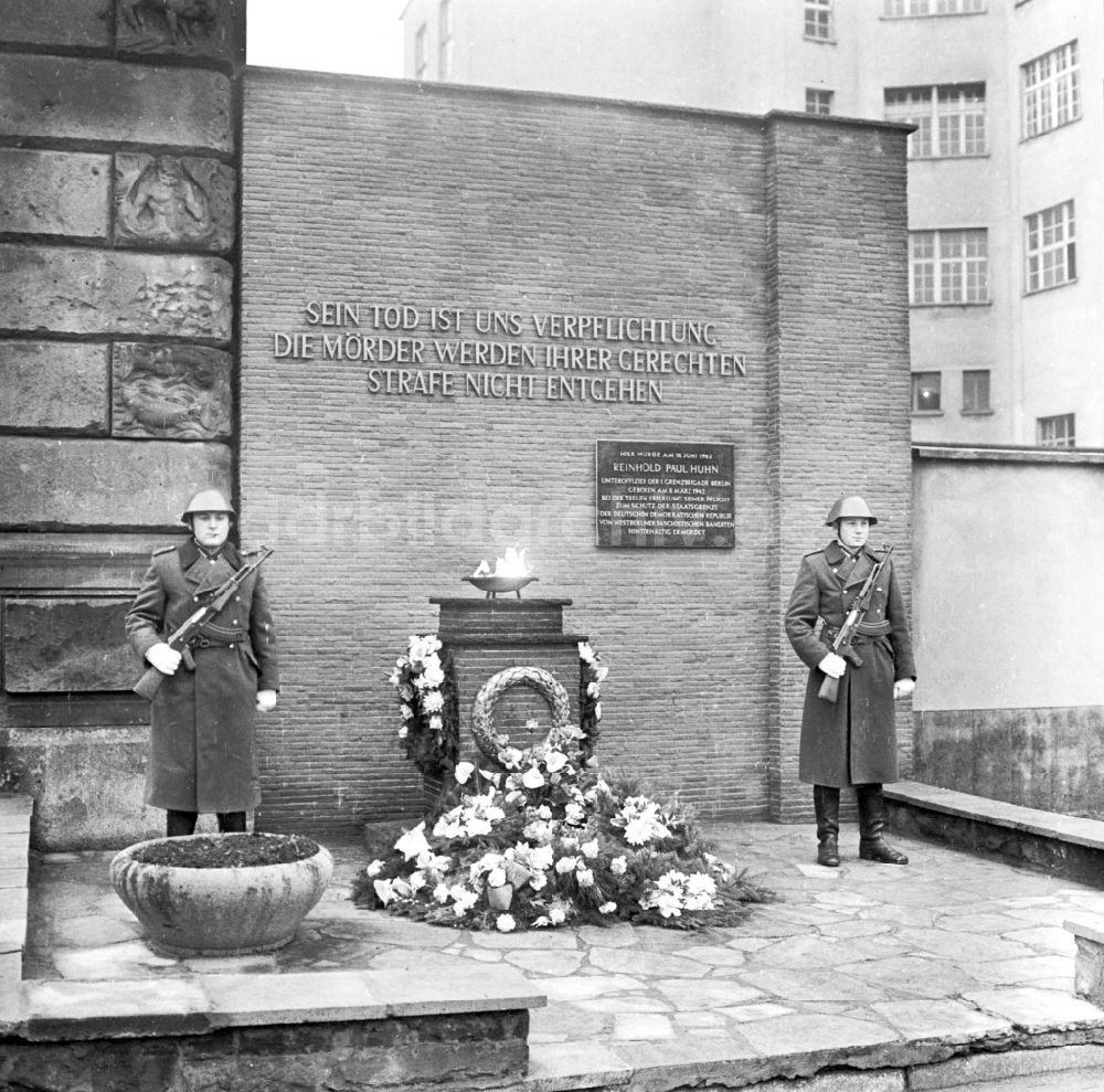 Berlin: Kranzniederlegung am Denkmal von Reinhold Huhn (Grenzsoldat) Foto: Schönfeld