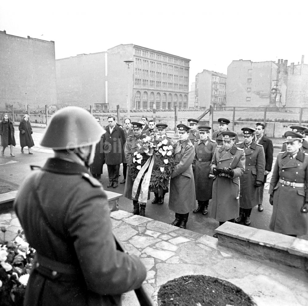 DDR-Bildarchiv: Berlin - Kranzniederlegung am Denkmal von Reinhold Huhn (Grenzsoldat) Foto: Schönfeld