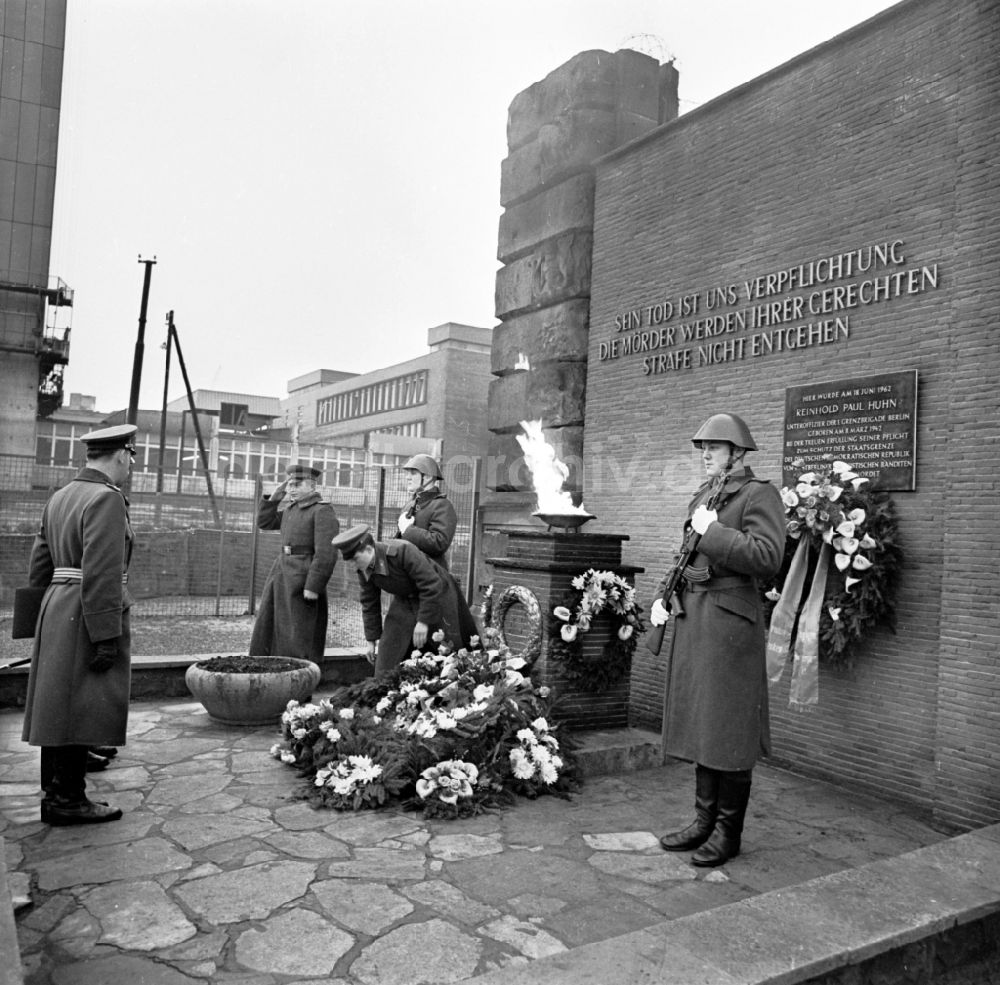 DDR-Fotoarchiv: Berlin - Kranzniederlegung am Denkmal von Reinhold Huhn (Grenzsoldat) Foto: Schönfeld