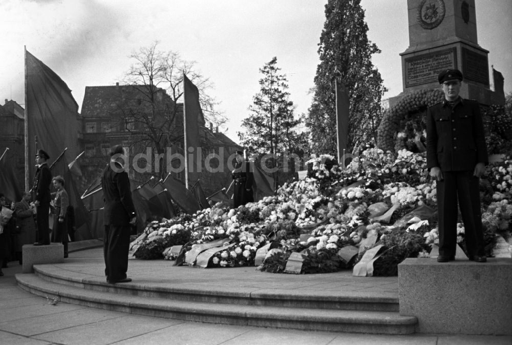 DDR-Bildarchiv: Dresden - Kranzniederlegung am Denkmal der Roten Armee in Dresden in Sachsen auf dem Gebiet der ehemaligen DDR