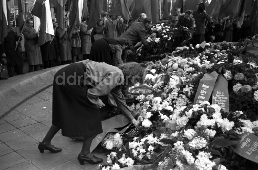 DDR-Fotoarchiv: Dresden - Kranzniederlegung am Denkmal der Roten Armee in Dresden in Sachsen auf dem Gebiet der ehemaligen DDR