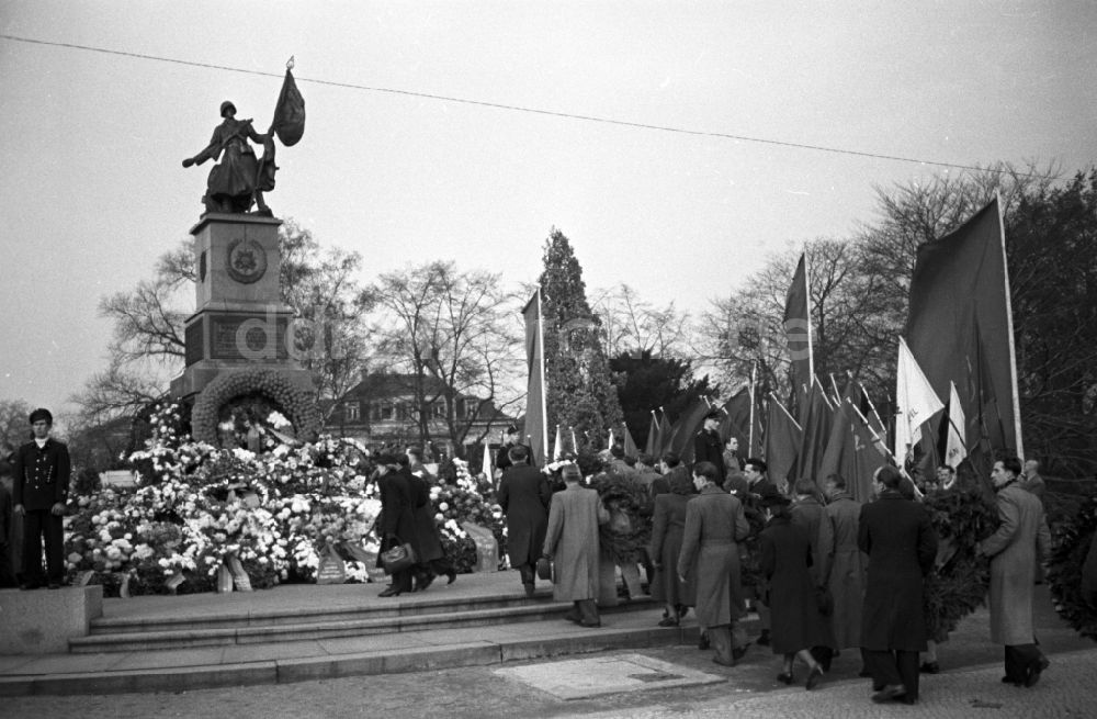 Dresden: Kranzniederlegung am Denkmal der Roten Armee in Dresden in Sachsen auf dem Gebiet der ehemaligen DDR