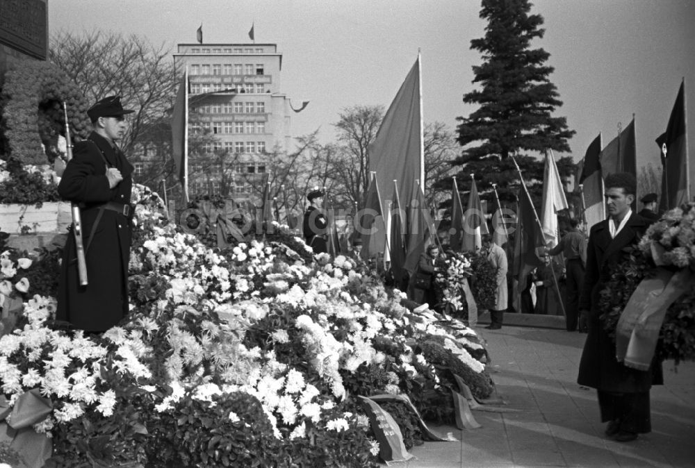 DDR-Bildarchiv: Dresden - Kranzniederlegung am Denkmal der Roten Armee in Dresden in Sachsen auf dem Gebiet der ehemaligen DDR