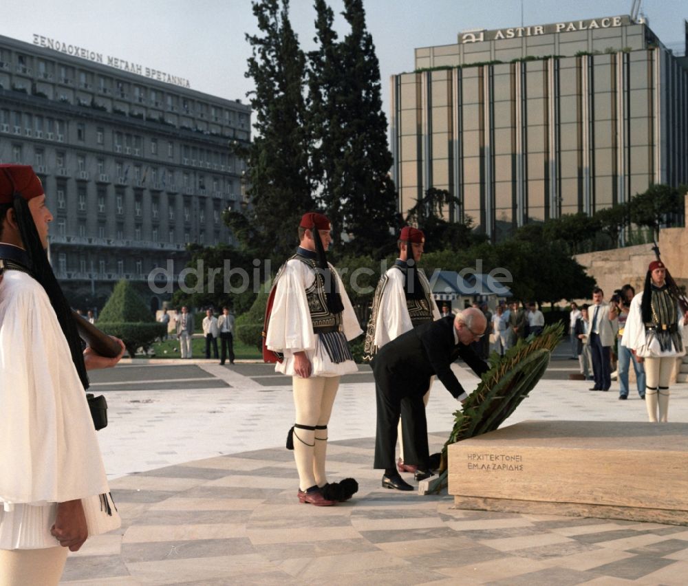 DDR-Fotoarchiv: Athen - Kranzniederlegung durch den DDR Staats- und Parteivorsitzende Erich Honecker am Grab des Unbekannten Soldaten, anlässlich seines zweitägigen Staatsbesuches in Athen in Griechenland
