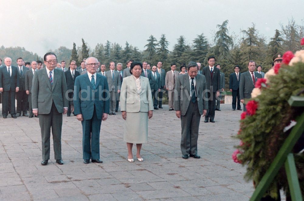DDR-Bildarchiv: Nanjing - Kranzniederlegung Erich Honeckers am Denkmal Statuen der Märtyrer Yuhuatai im Erinnerungspark der revolutionären Märtyrer in Nanjing in China