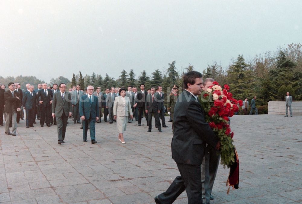 DDR-Fotoarchiv: Nanjing - Kranzniederlegung Erich Honeckers am Denkmal Statuen der Märtyrer Yuhuatai im Erinnerungspark der revolutionären Märtyrer in Nanjing in China