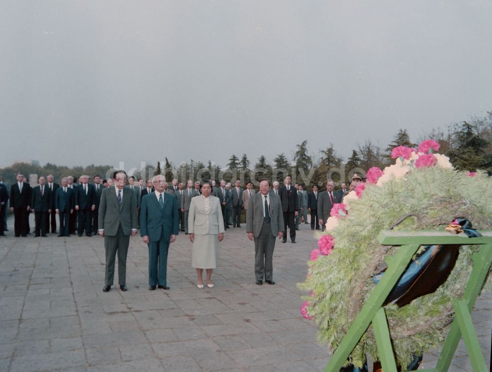 DDR-Bildarchiv: Nanjing - Kranzniederlegung Erich Honeckers am Denkmal Statuen der Märtyrer Yuhuatai im Erinnerungspark der revolutionären Märtyrer in Nanjing in China