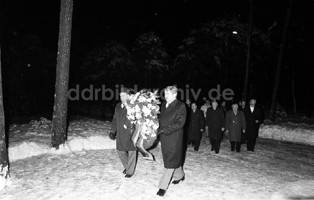 DDR-Fotoarchiv: Halbe / Brandenburg - Kranzniederlegung in Halbe (Brandenburg) durch Erich Honecker und Helmut Schmidt Umschlagnr